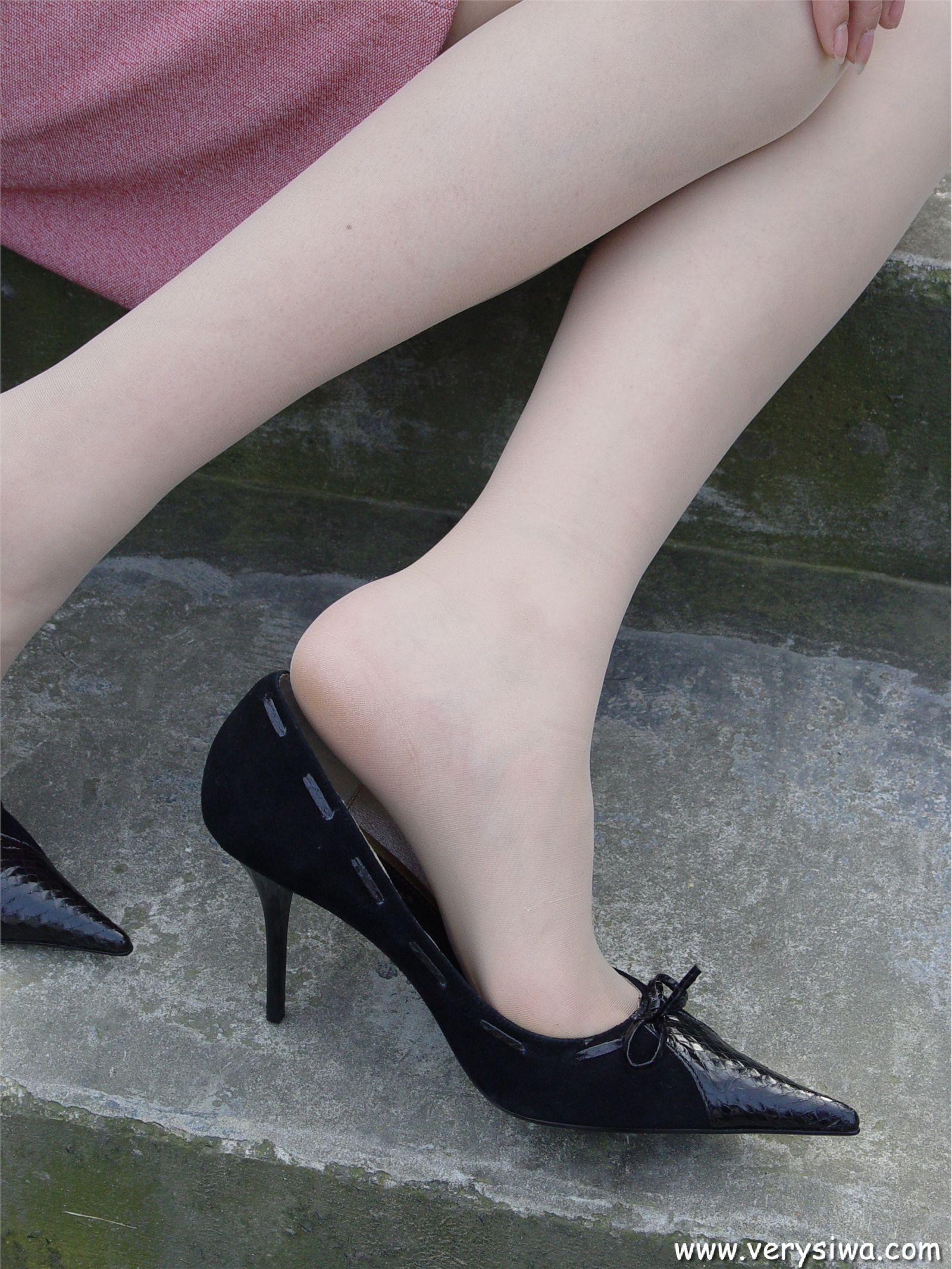 中高艺P11 野外丝袜美足秀　丝袜性感美女图片