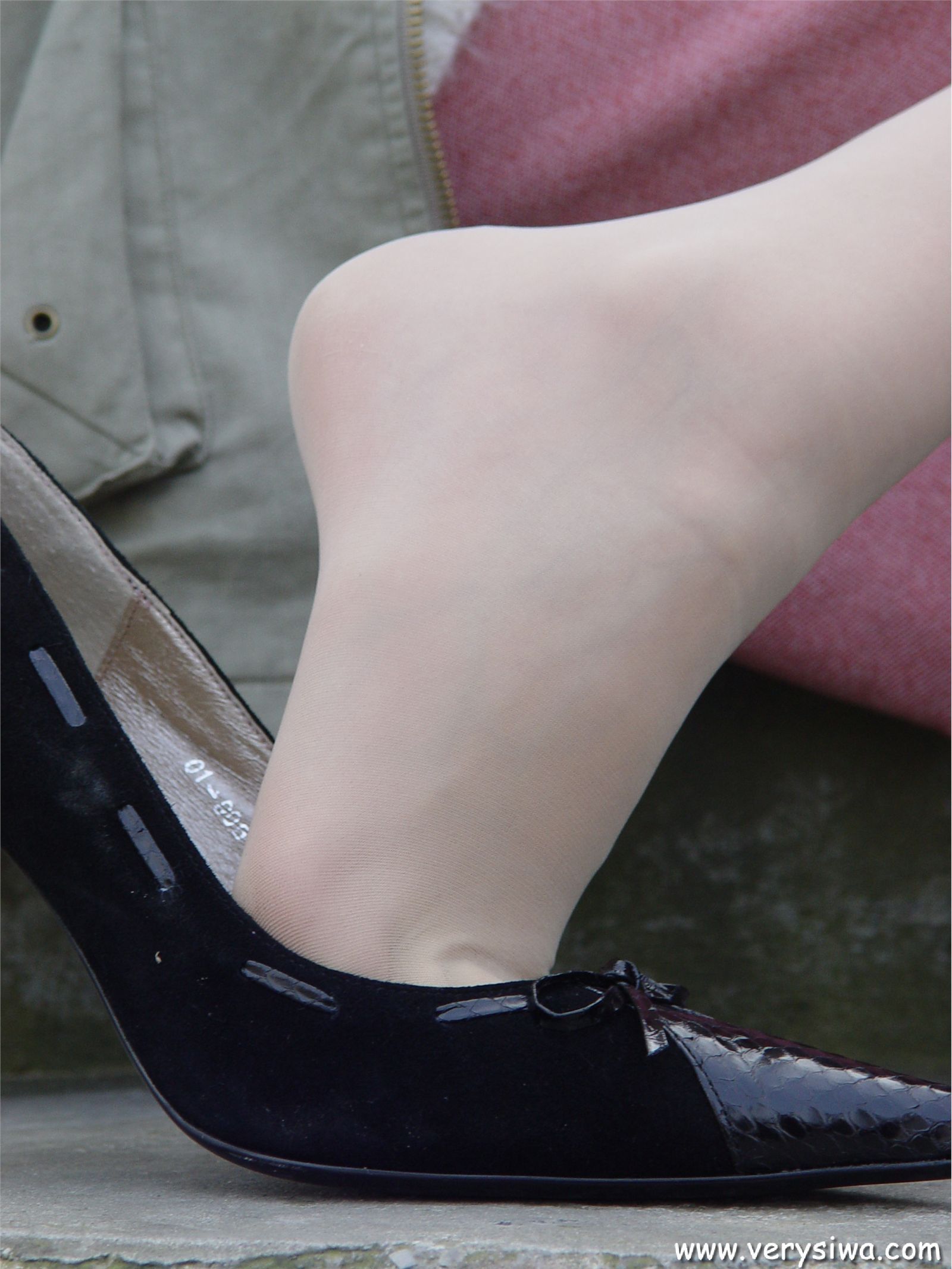 中高艺P11 野外丝袜美足秀　丝袜性感美女图片