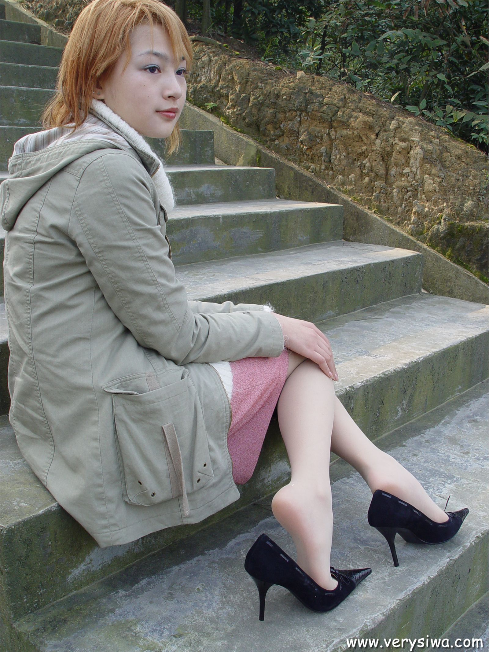 中高艺P11 野外丝袜美足秀　丝袜性感美女图片