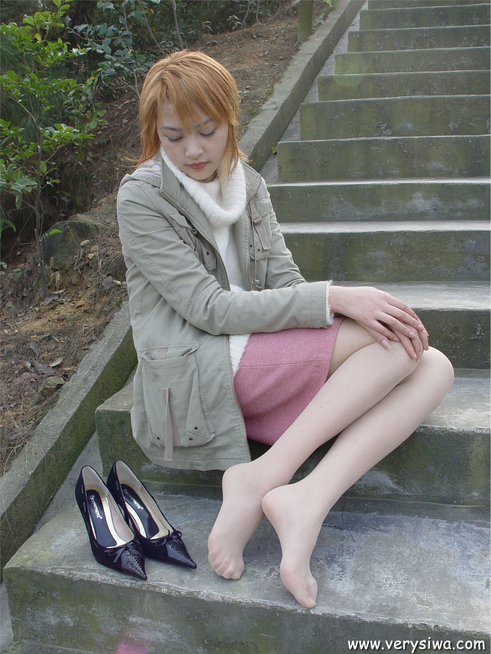 中高艺P11 野外丝袜美足秀　丝袜性感美女图片