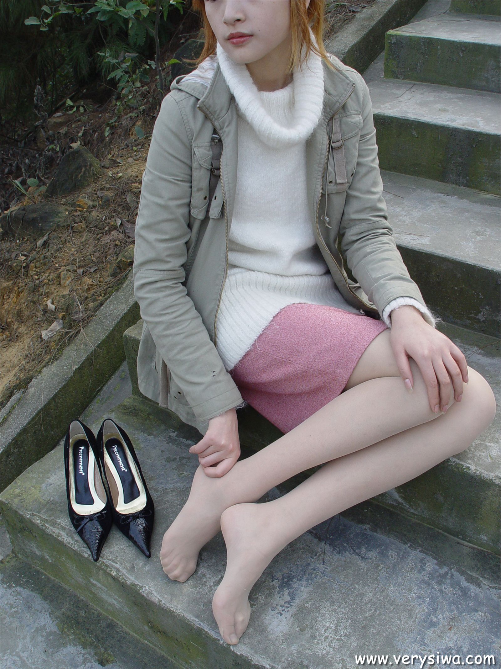 中高艺P11 野外丝袜美足秀　丝袜性感美女图片