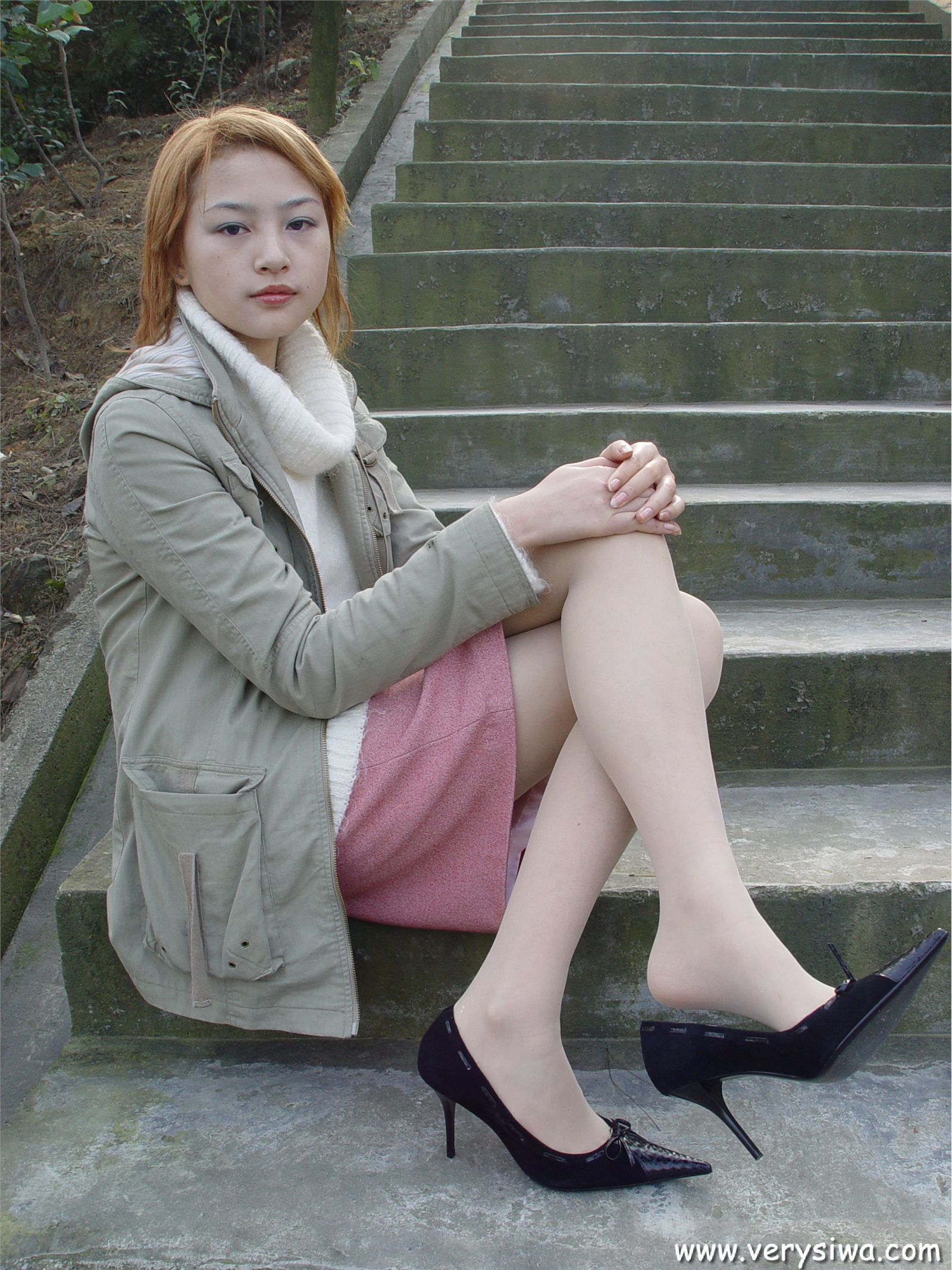 中高艺P11 野外丝袜美足秀　丝袜性感美女图片