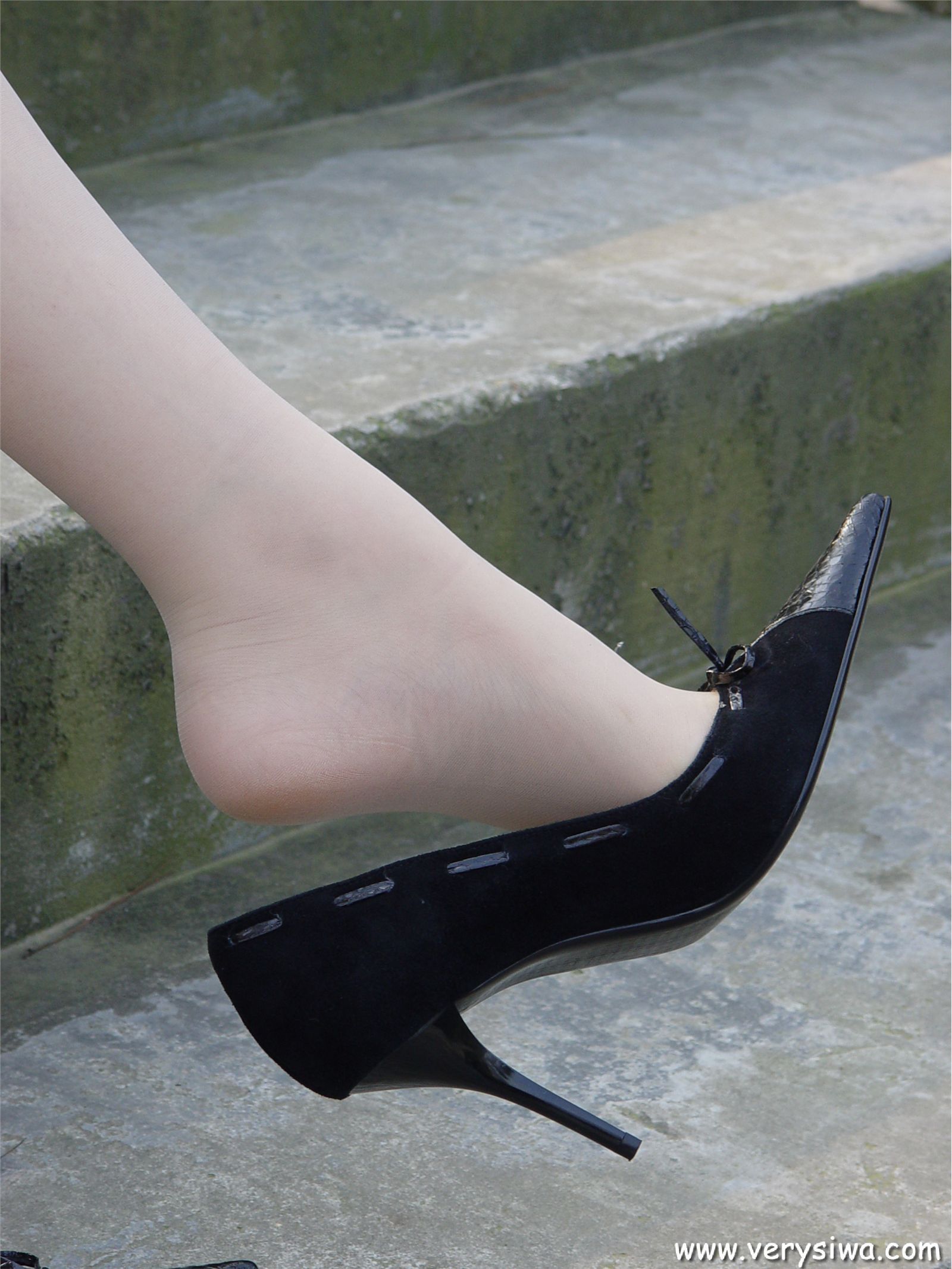 中高艺P11 野外丝袜美足秀　丝袜性感美女图片