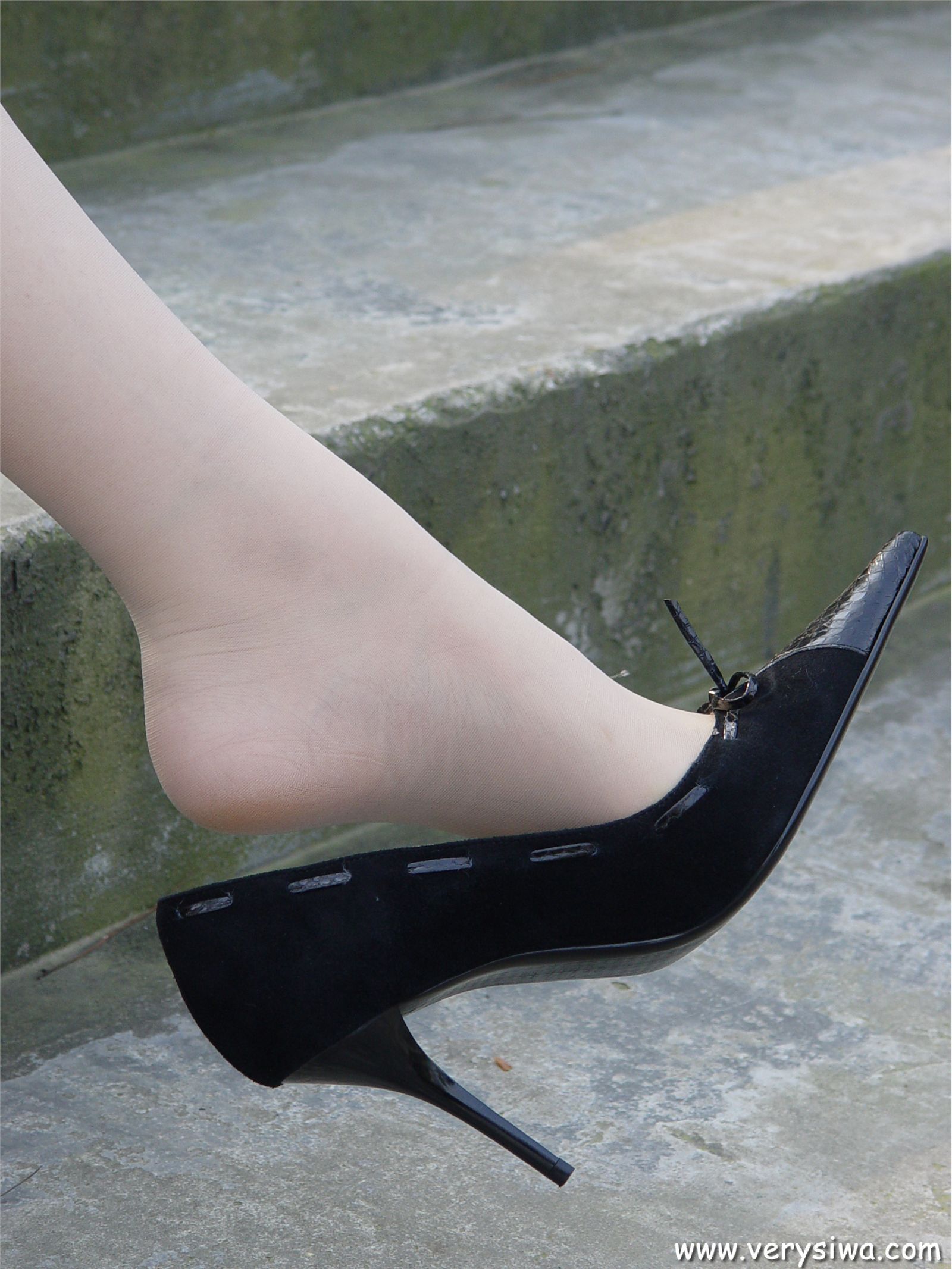 中高艺P11 野外丝袜美足秀　丝袜性感美女图片