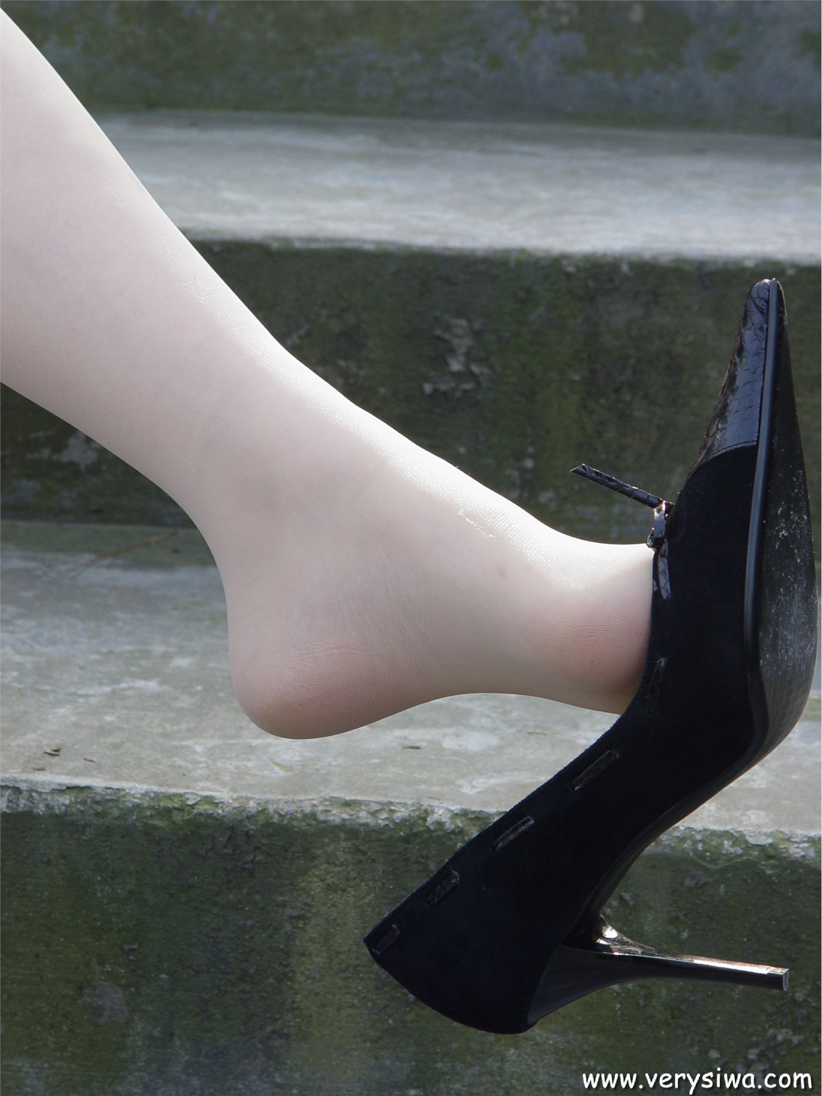 中高艺P11 野外丝袜美足秀　丝袜性感美女图片