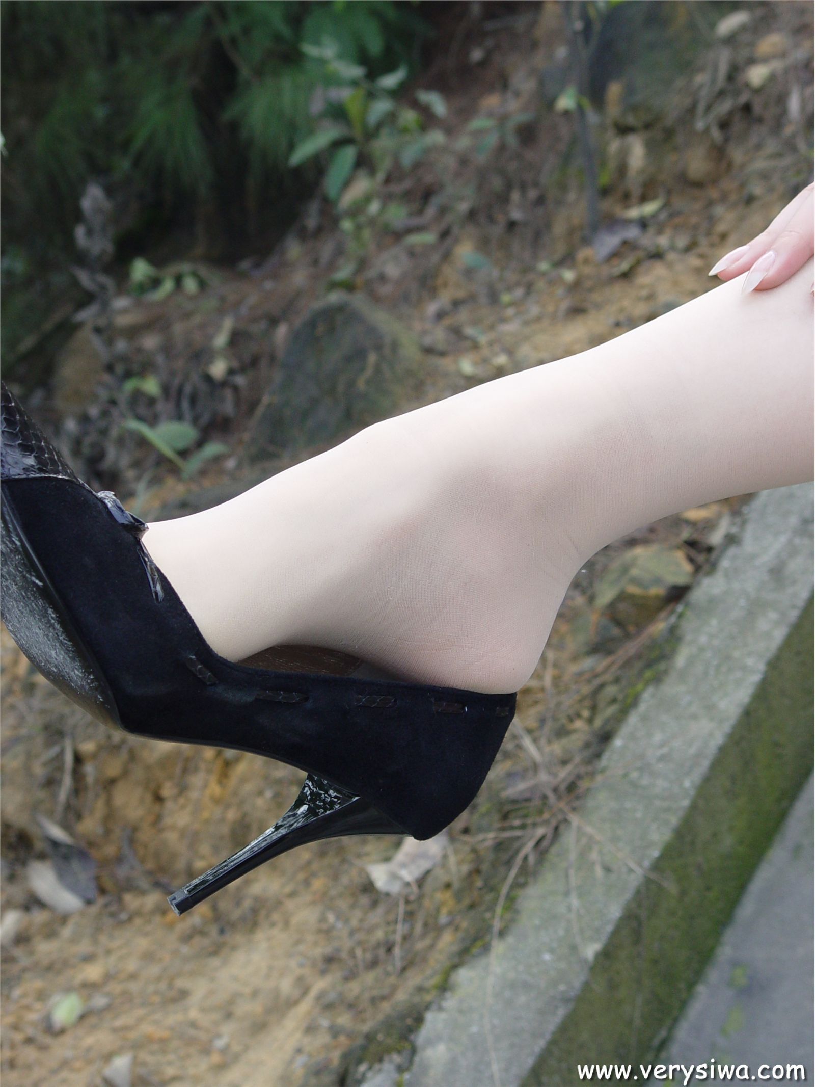 中高艺P11 野外丝袜美足秀　丝袜性感美女图片