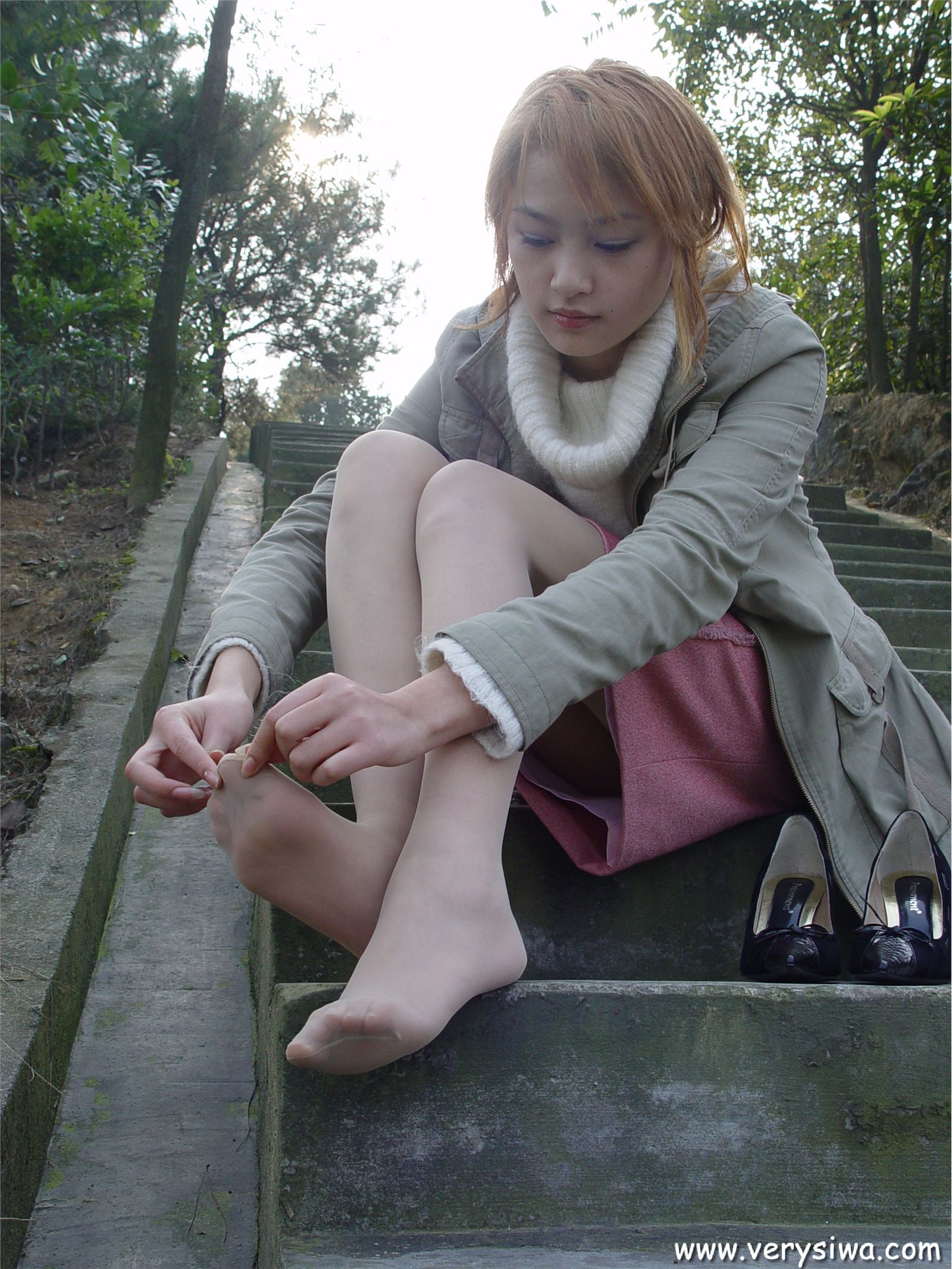 中高艺P11 野外丝袜美足秀　丝袜性感美女图片