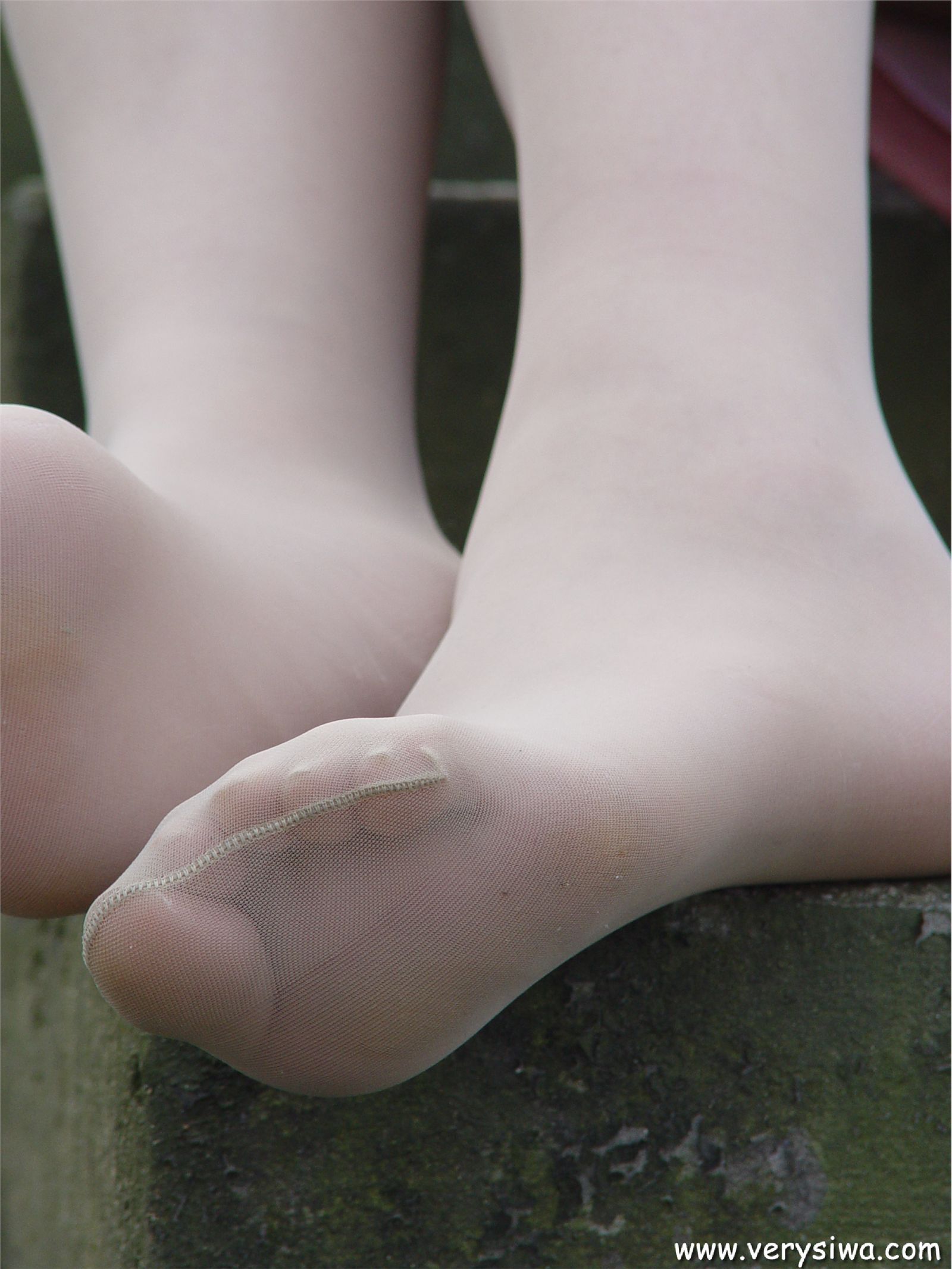 中高艺P11 野外丝袜美足秀　丝袜性感美女图片