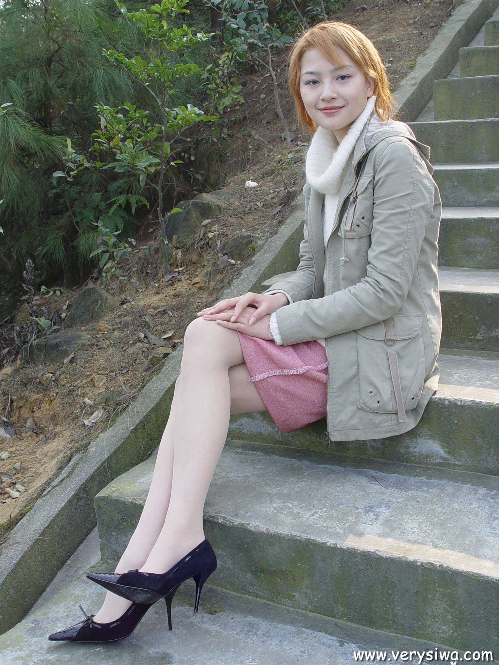 中高艺P11 野外丝袜美足秀　丝袜性感美女图片