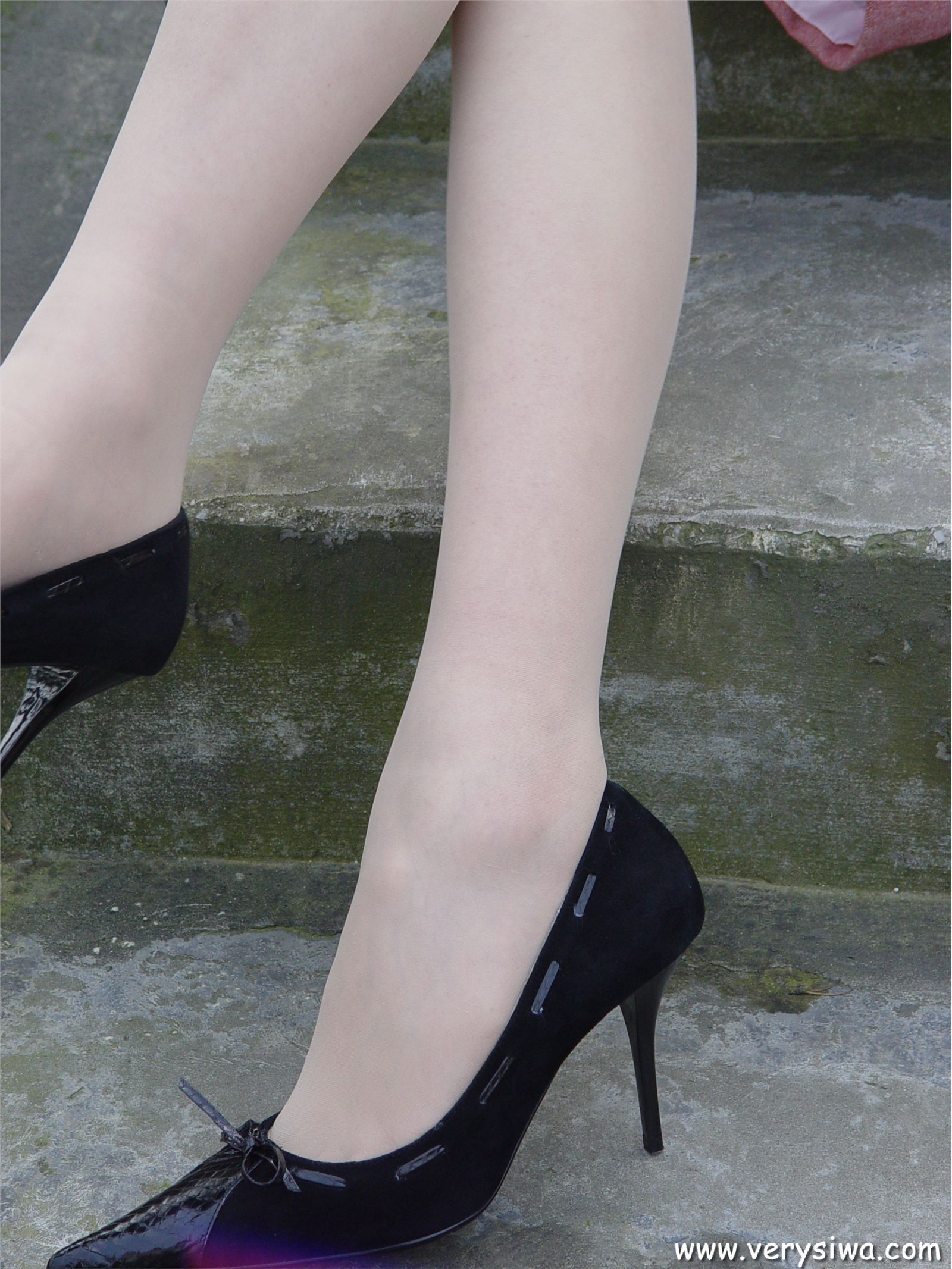 中高艺P11 野外丝袜美足秀　丝袜性感美女图片