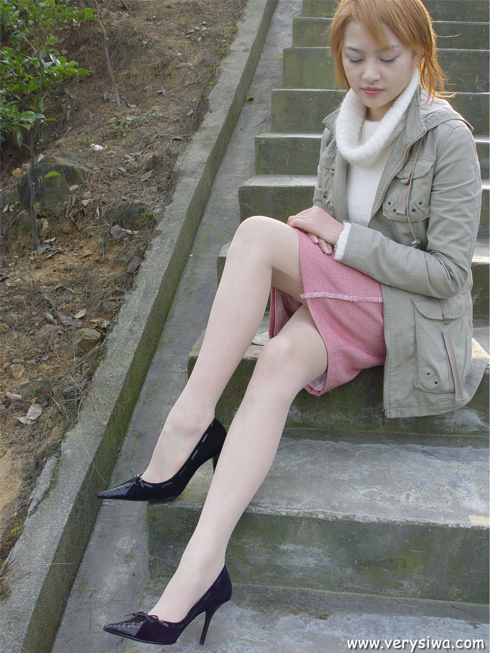 中高艺P11 野外丝袜美足秀　丝袜性感美女图片