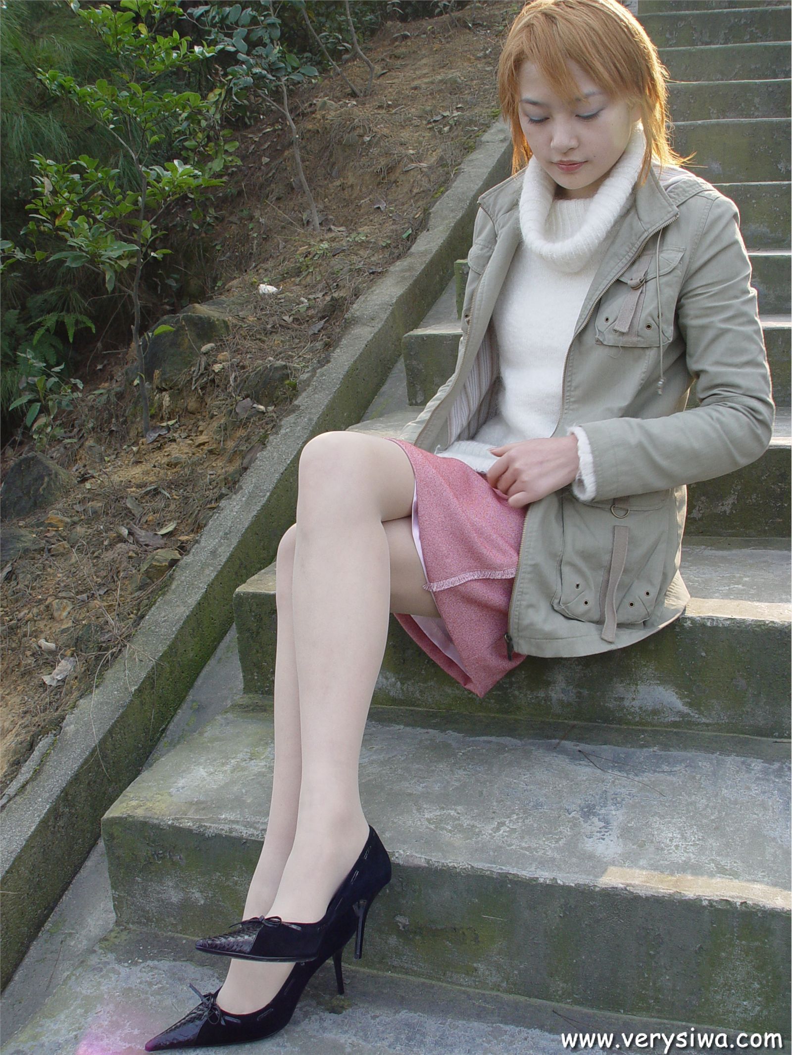 中高艺P11 野外丝袜美足秀　丝袜性感美女图片