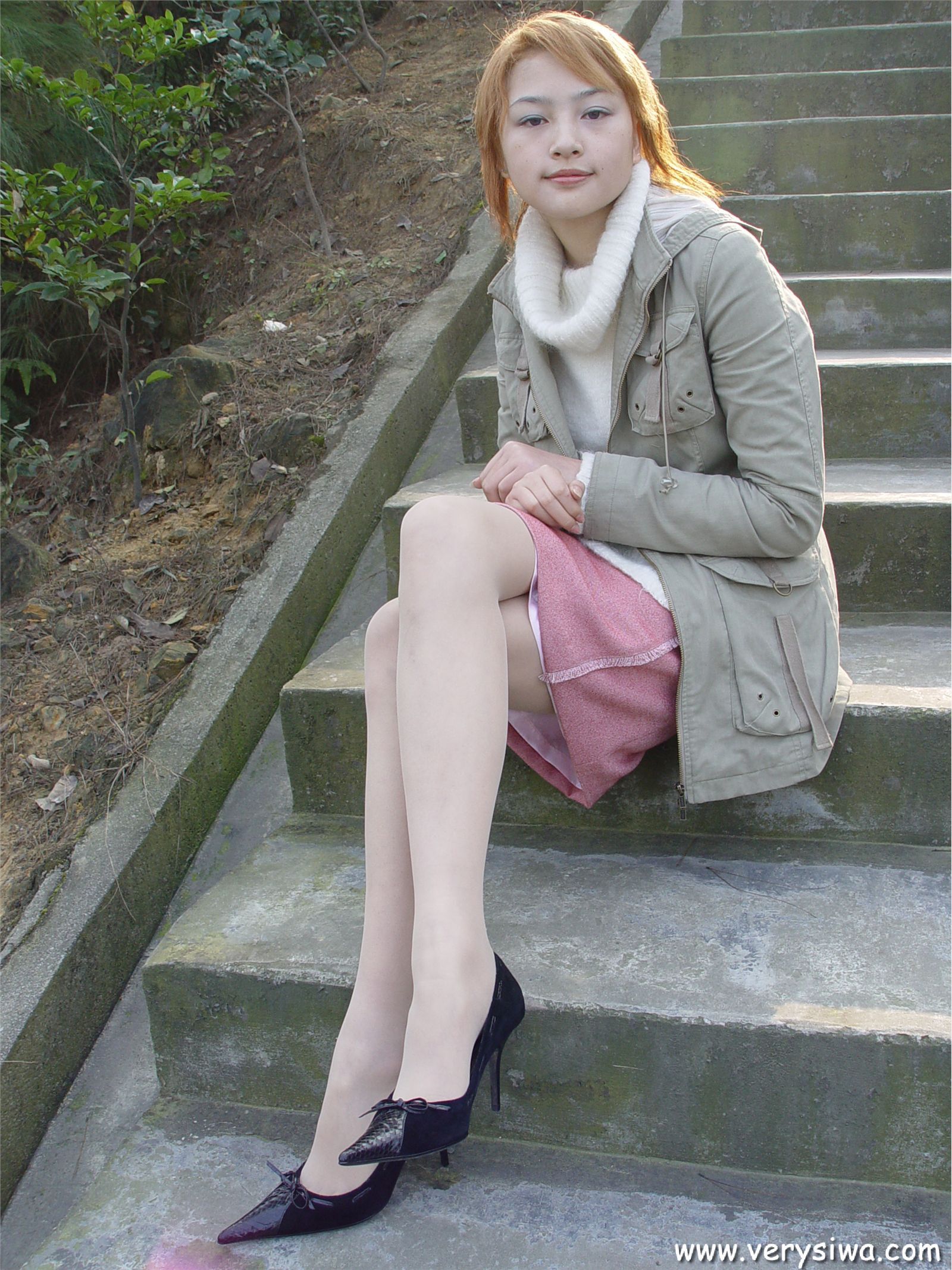 中高艺P11 野外丝袜美足秀　丝袜性感美女图片