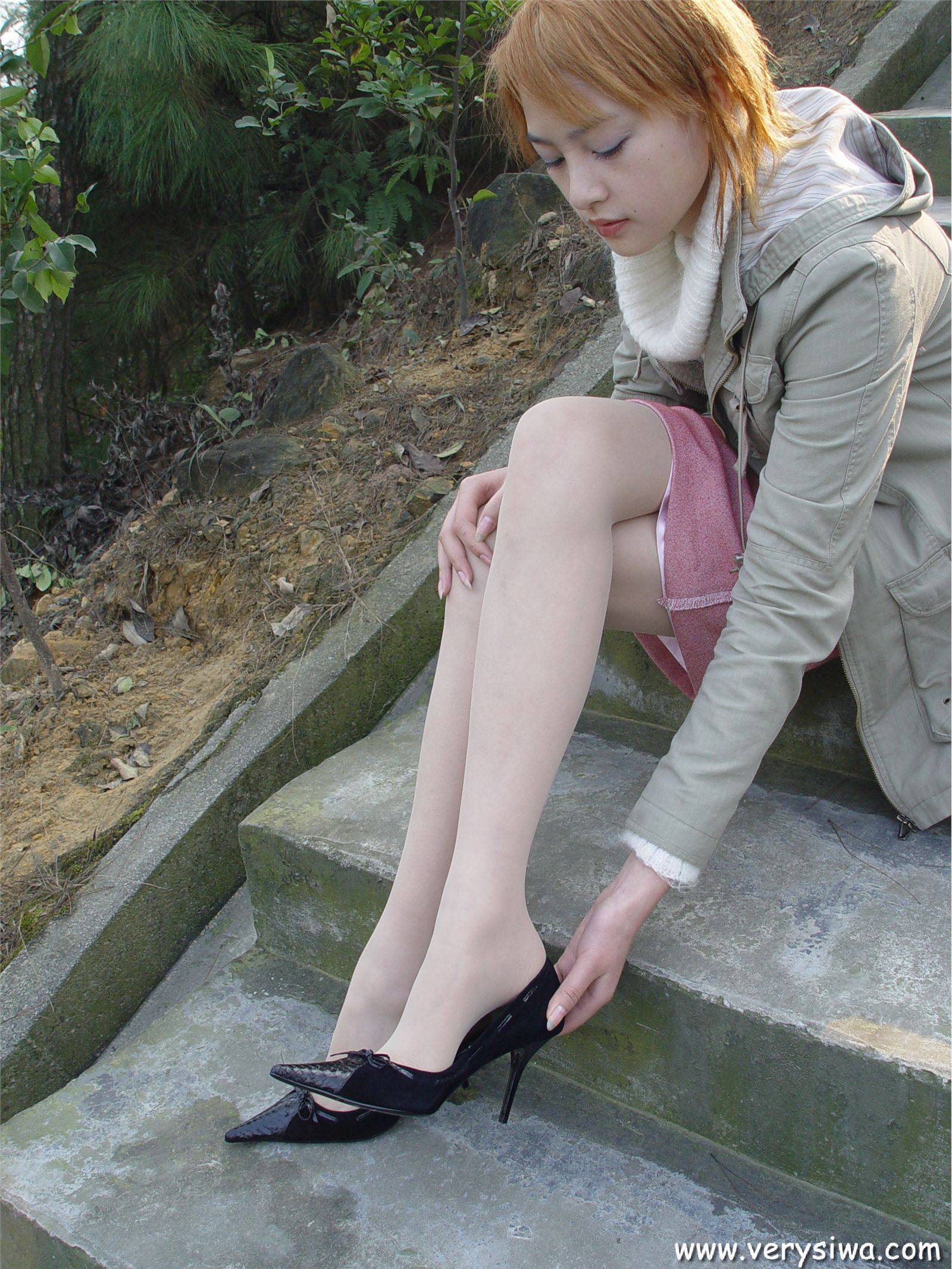 中高艺P11 野外丝袜美足秀　丝袜性感美女图片