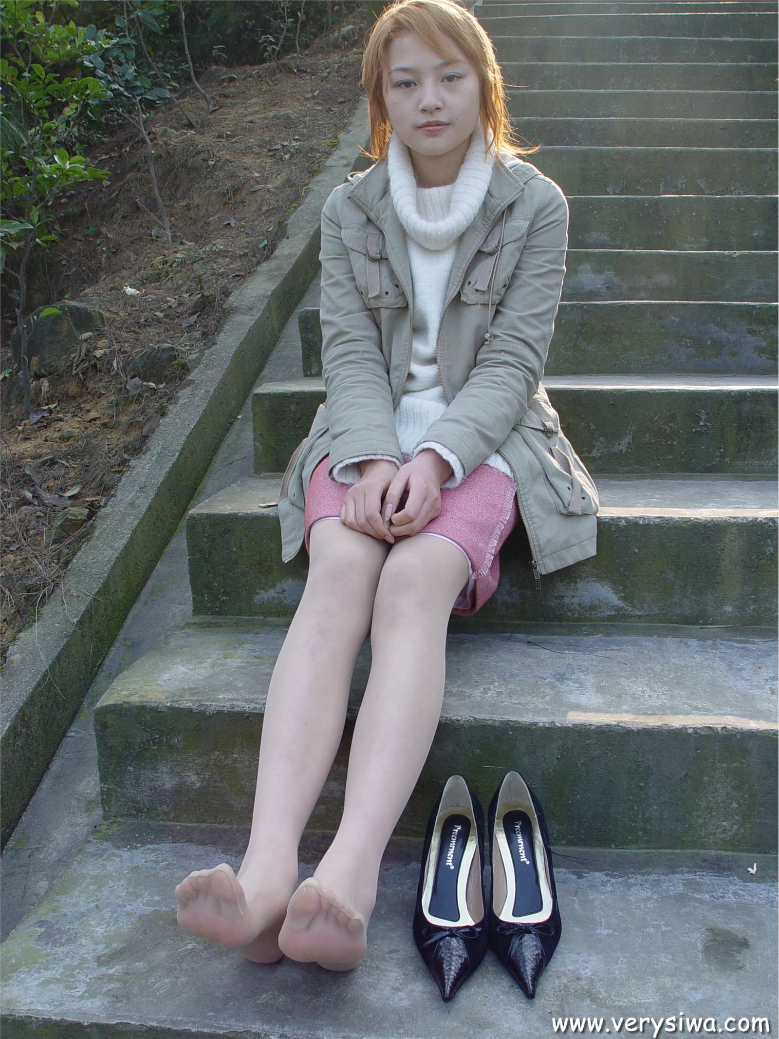 中高艺P11 野外丝袜美足秀　丝袜性感美女图片