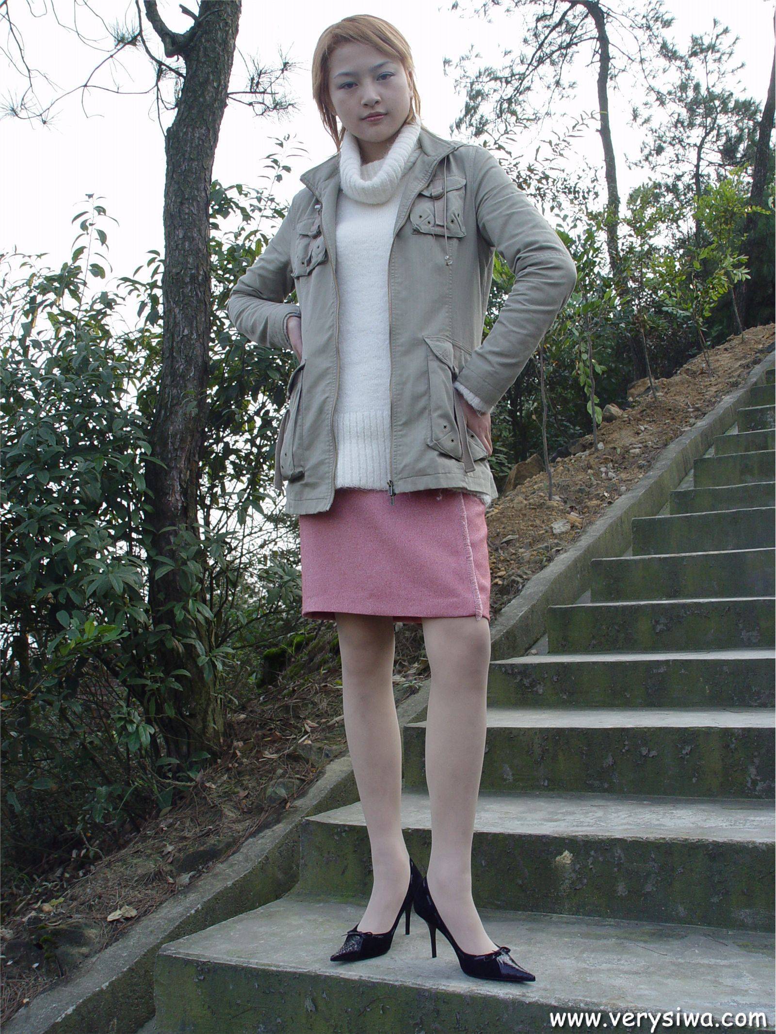 中高艺P11 野外丝袜美足秀　丝袜性感美女图片