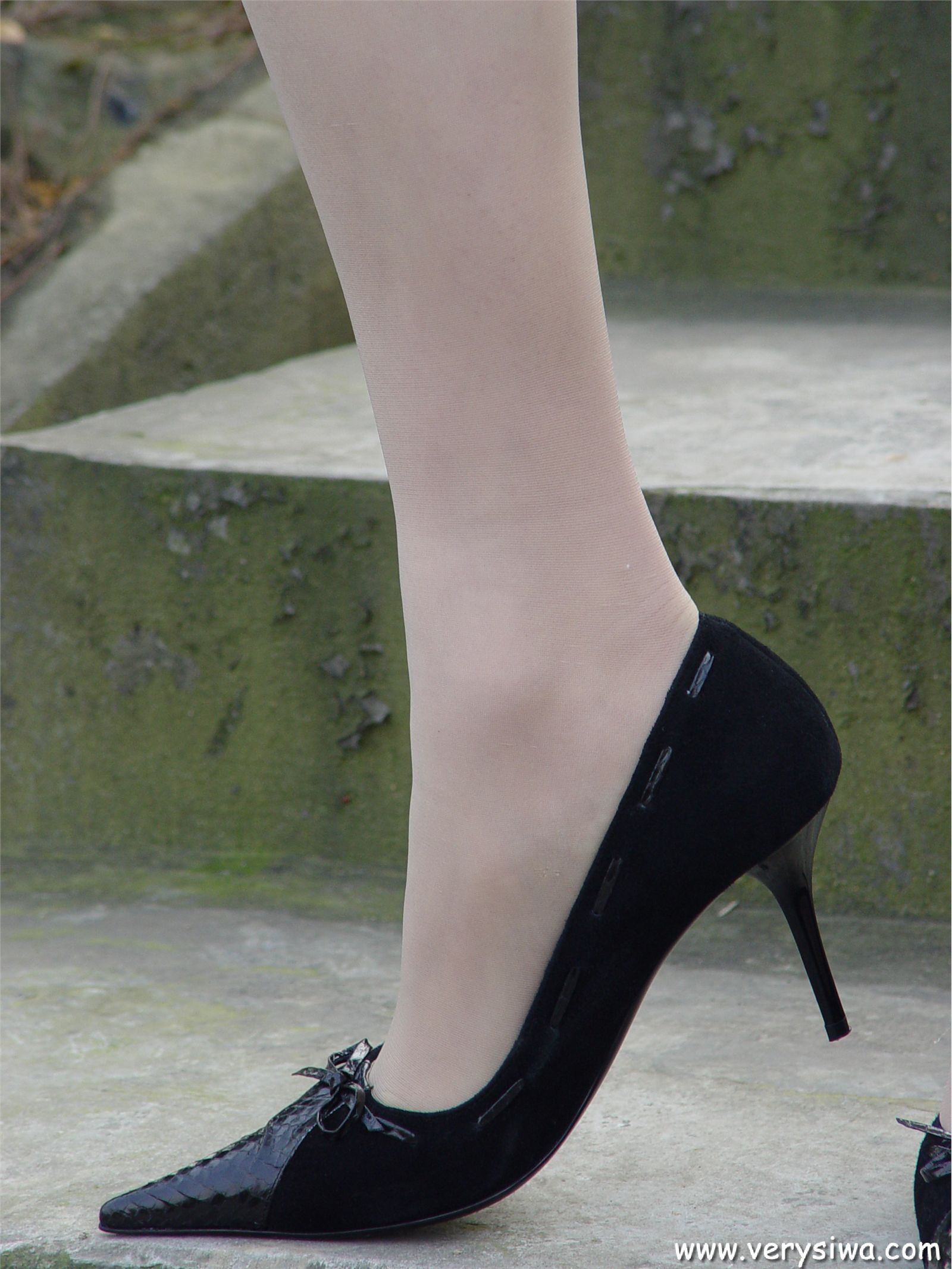 中高艺P11 野外丝袜美足秀　丝袜性感美女图片