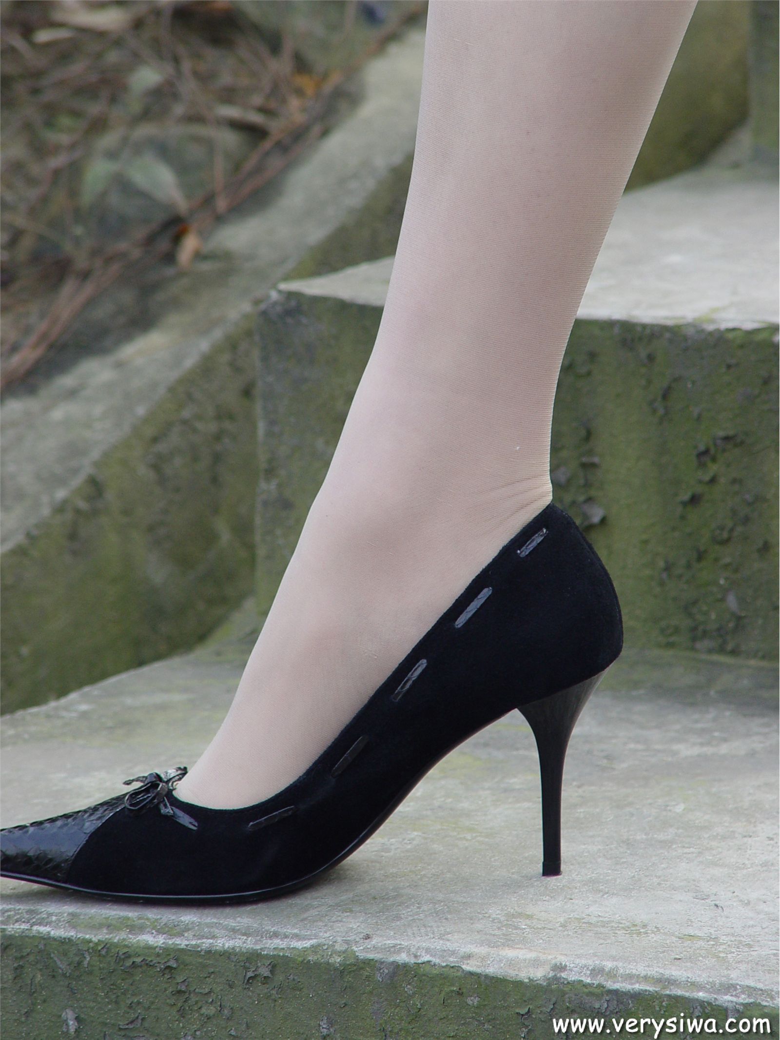 中高艺P11 野外丝袜美足秀　丝袜性感美女图片