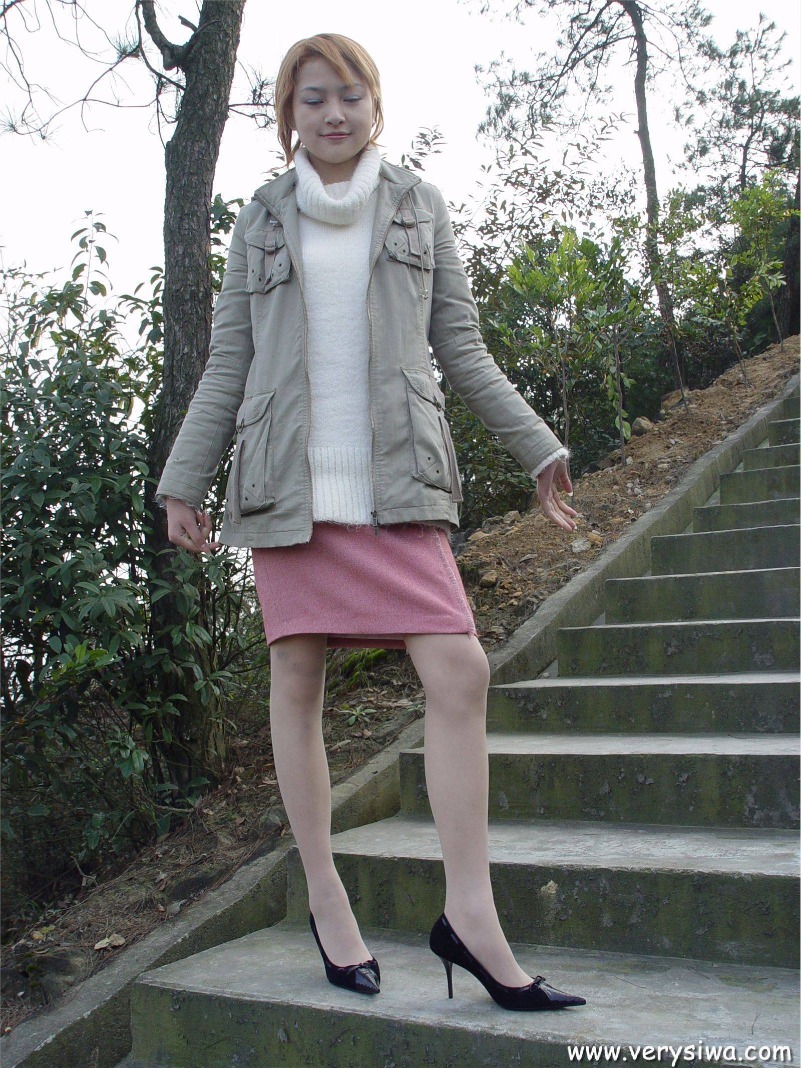 中高艺P11 野外丝袜美足秀　丝袜性感美女图片