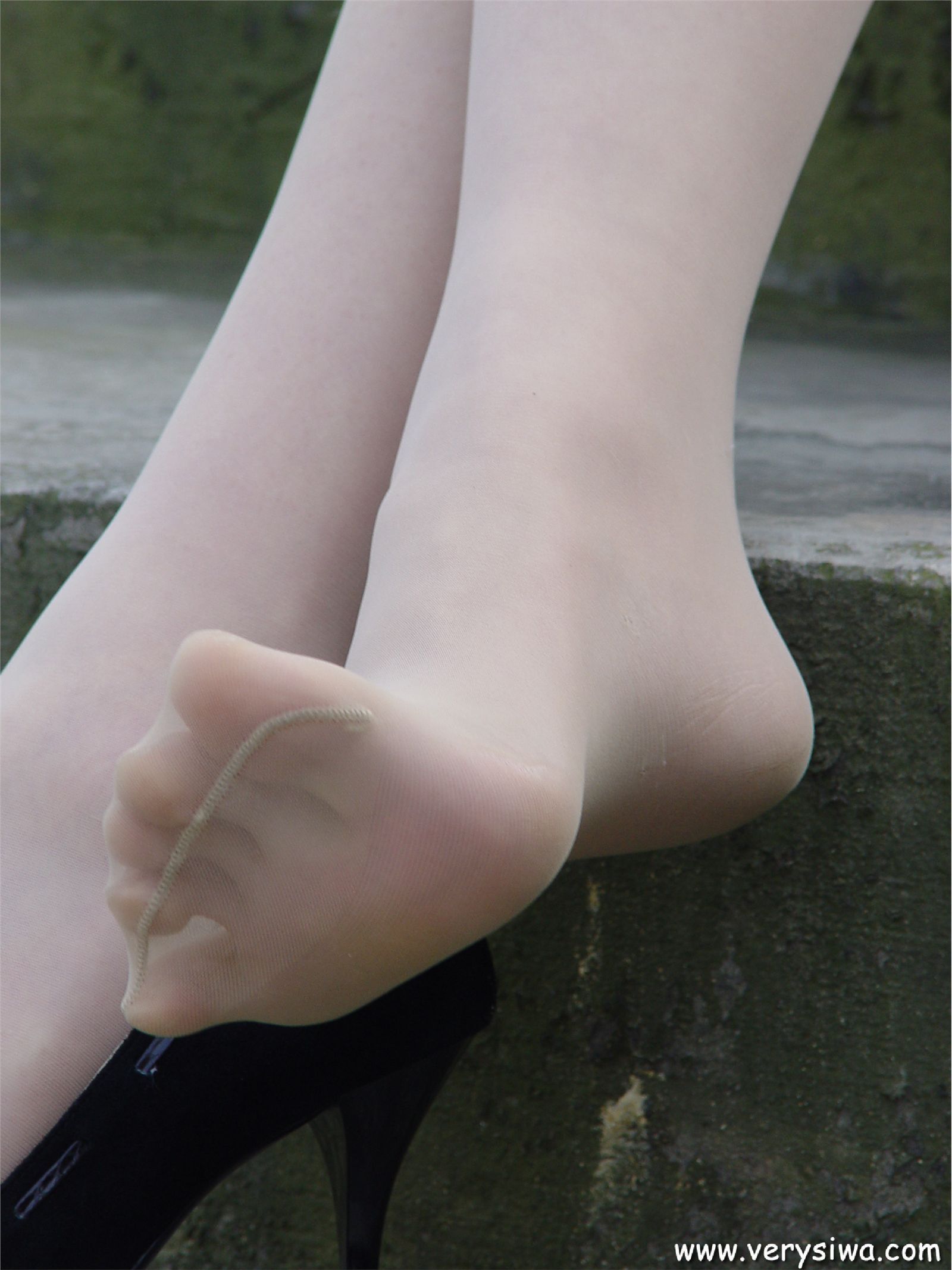 中高艺P11 野外丝袜美足秀　丝袜性感美女图片