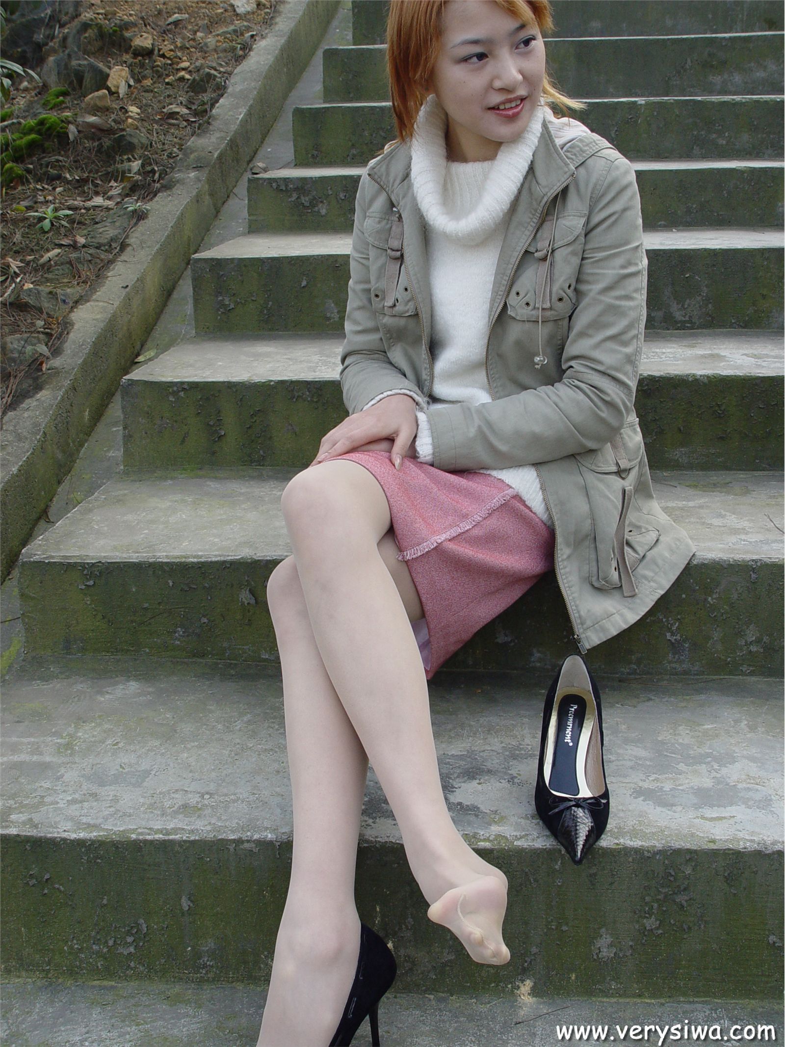 中高艺P11 野外丝袜美足秀　丝袜性感美女图片