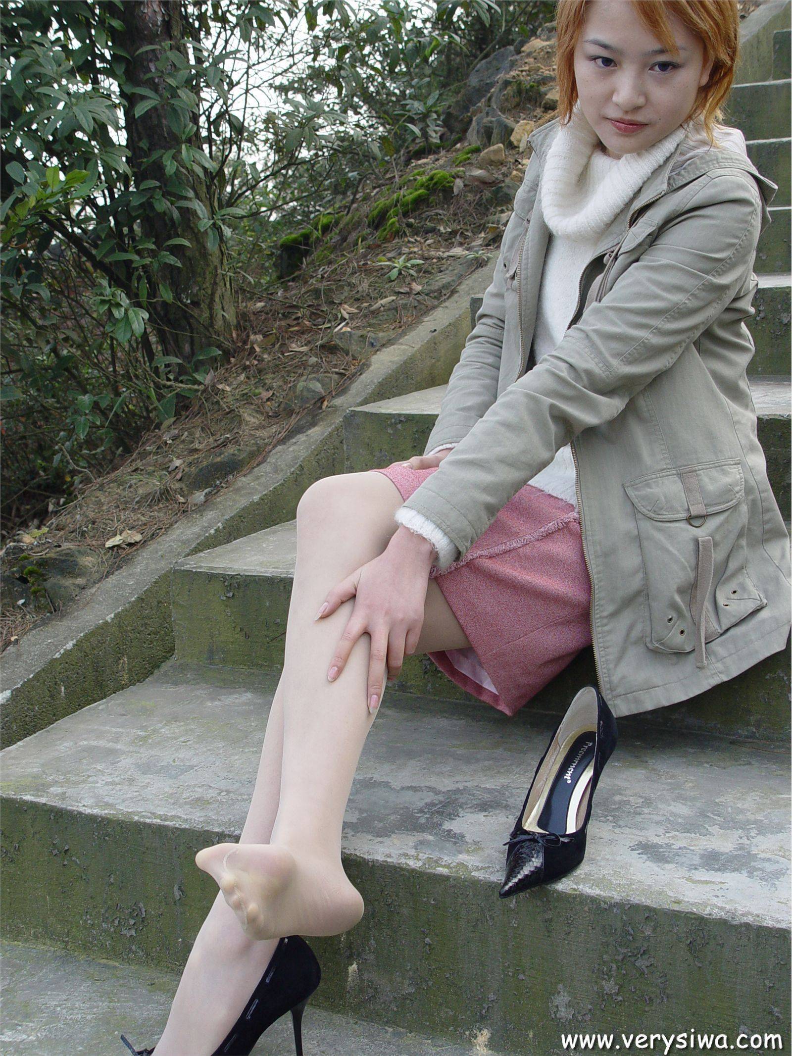 中高艺P11 野外丝袜美足秀　丝袜性感美女图片