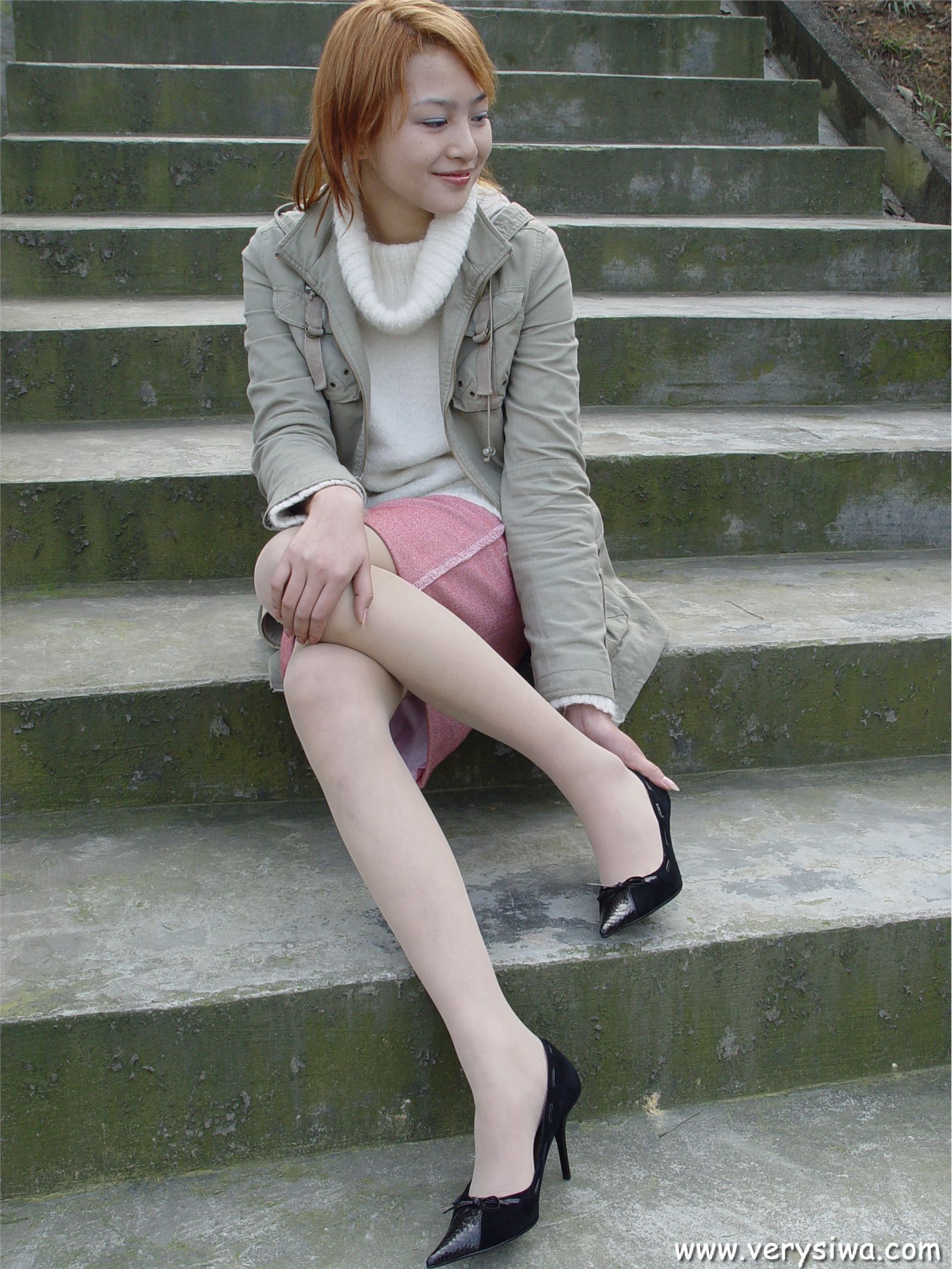 中高艺P11 野外丝袜美足秀　丝袜性感美女图片