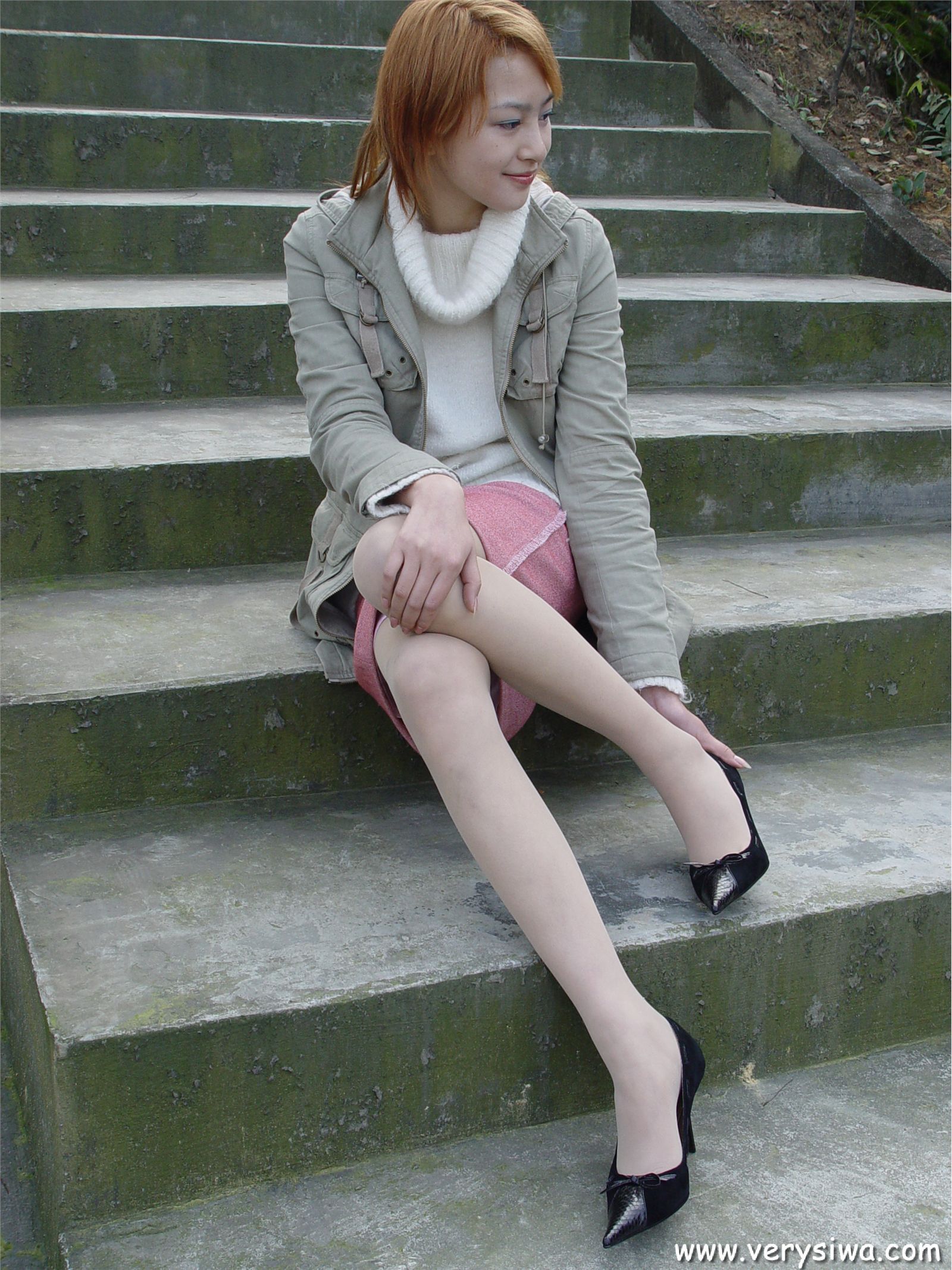 中高艺P11 野外丝袜美足秀　丝袜性感美女图片