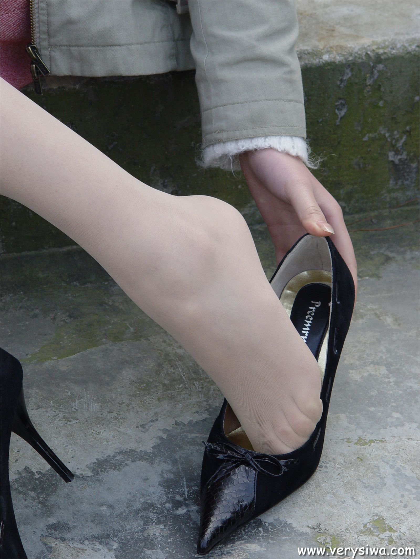 中高艺P11 野外丝袜美足秀　丝袜性感美女图片