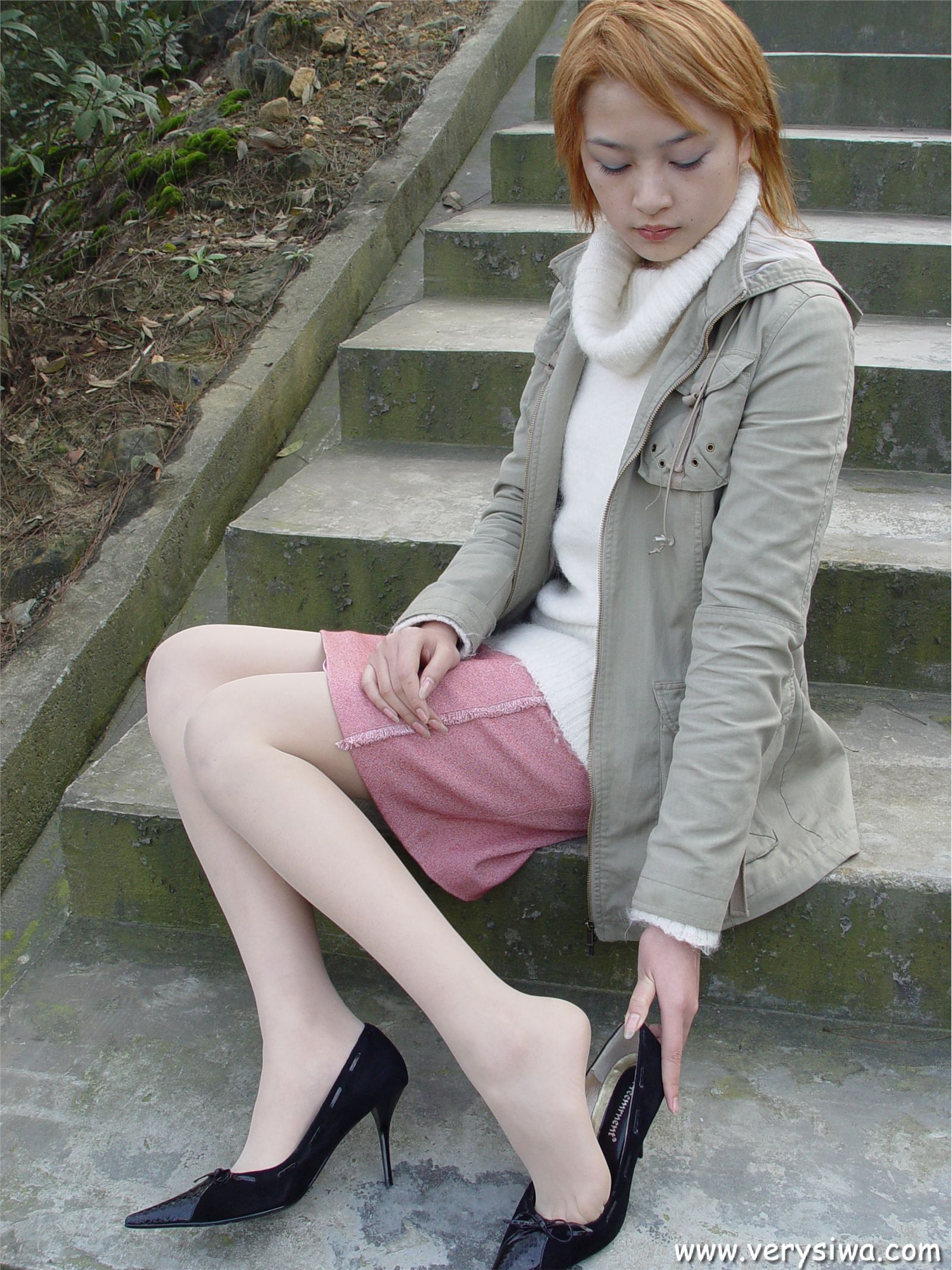 中高艺P11 野外丝袜美足秀　丝袜性感美女图片