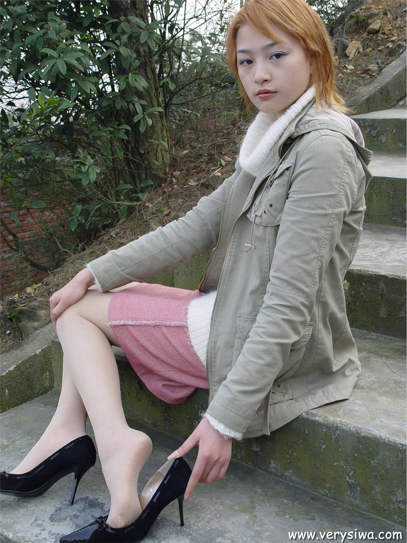 中高艺P11 野外丝袜美足秀　丝袜性感美女图片