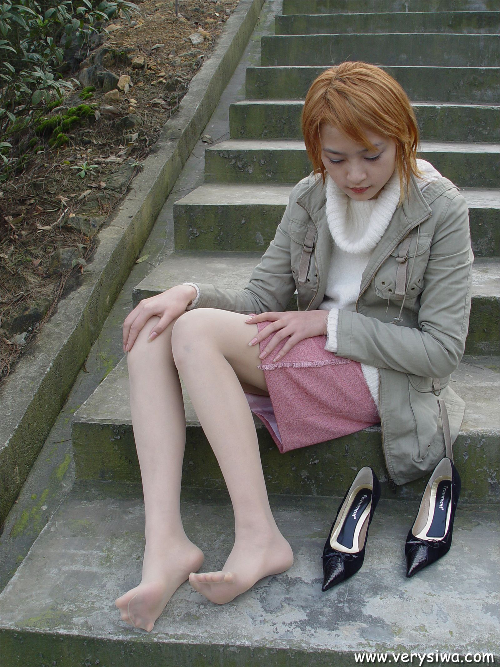 中高艺P11 野外丝袜美足秀　丝袜性感美女图片