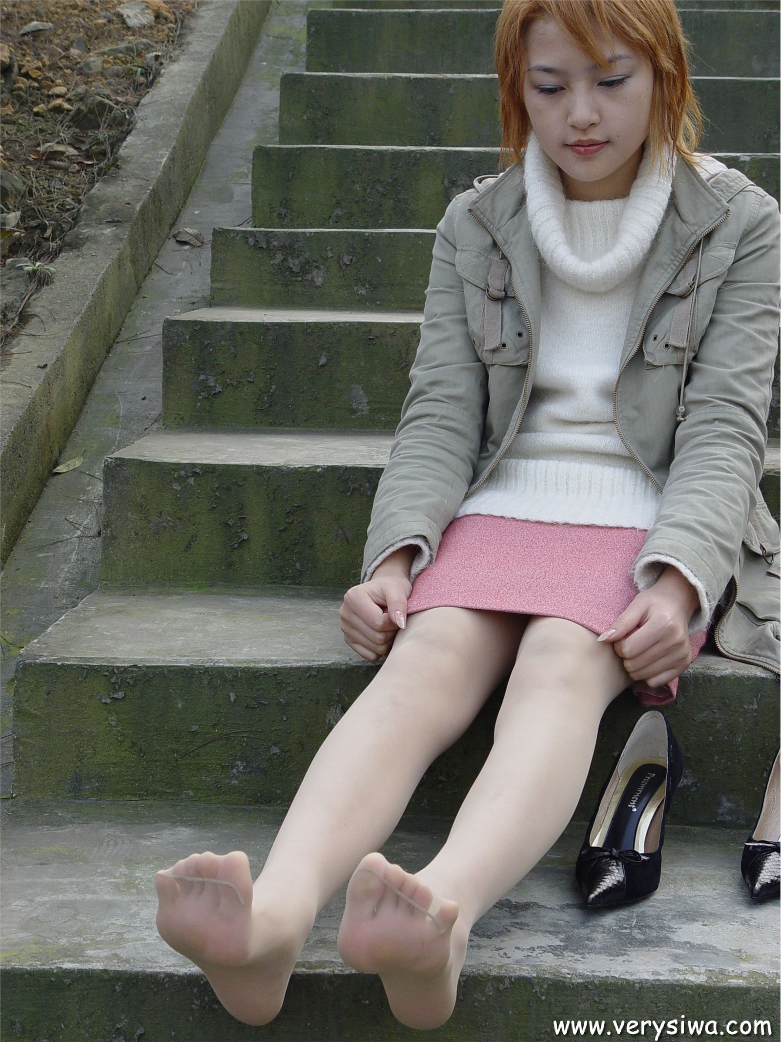 中高艺P11 野外丝袜美足秀　丝袜性感美女图片