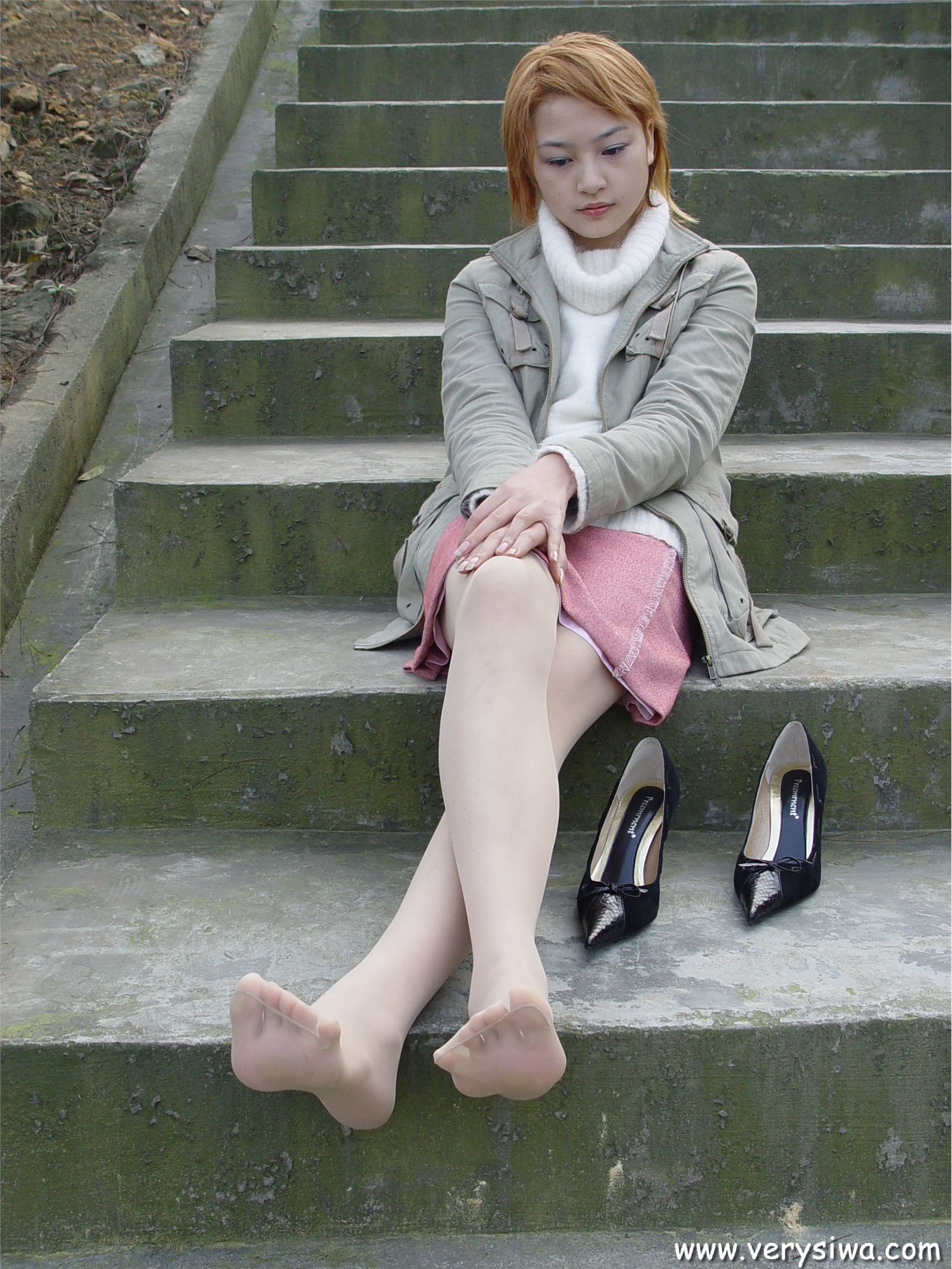 中高艺P11 野外丝袜美足秀　丝袜性感美女图片